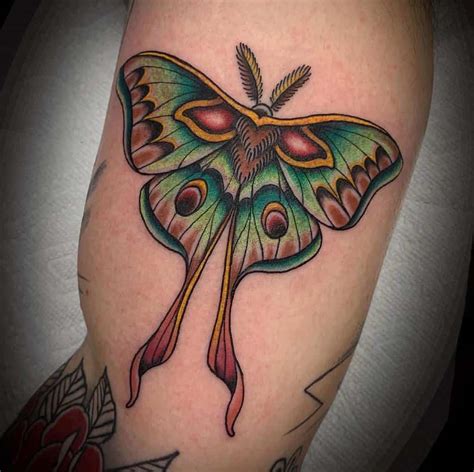 The Symbolic Meaning Of Moth Tattoos, Detailed By。